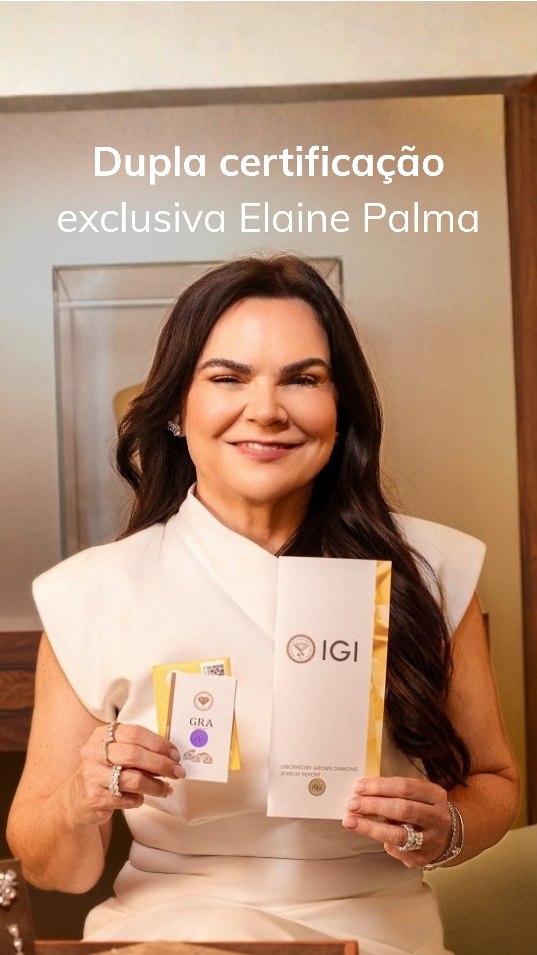 Franziska Hubener encantada com os acessórios da nova Coleção Raiar.